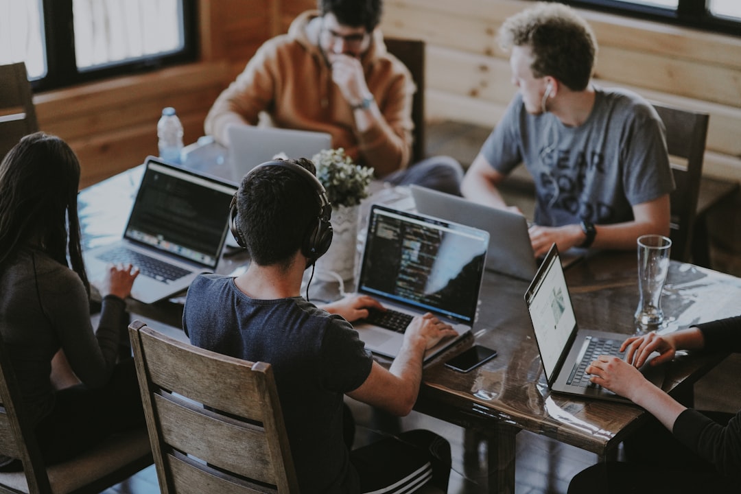 Illustration de l'intégration de l'IA dans un CRM pour PME