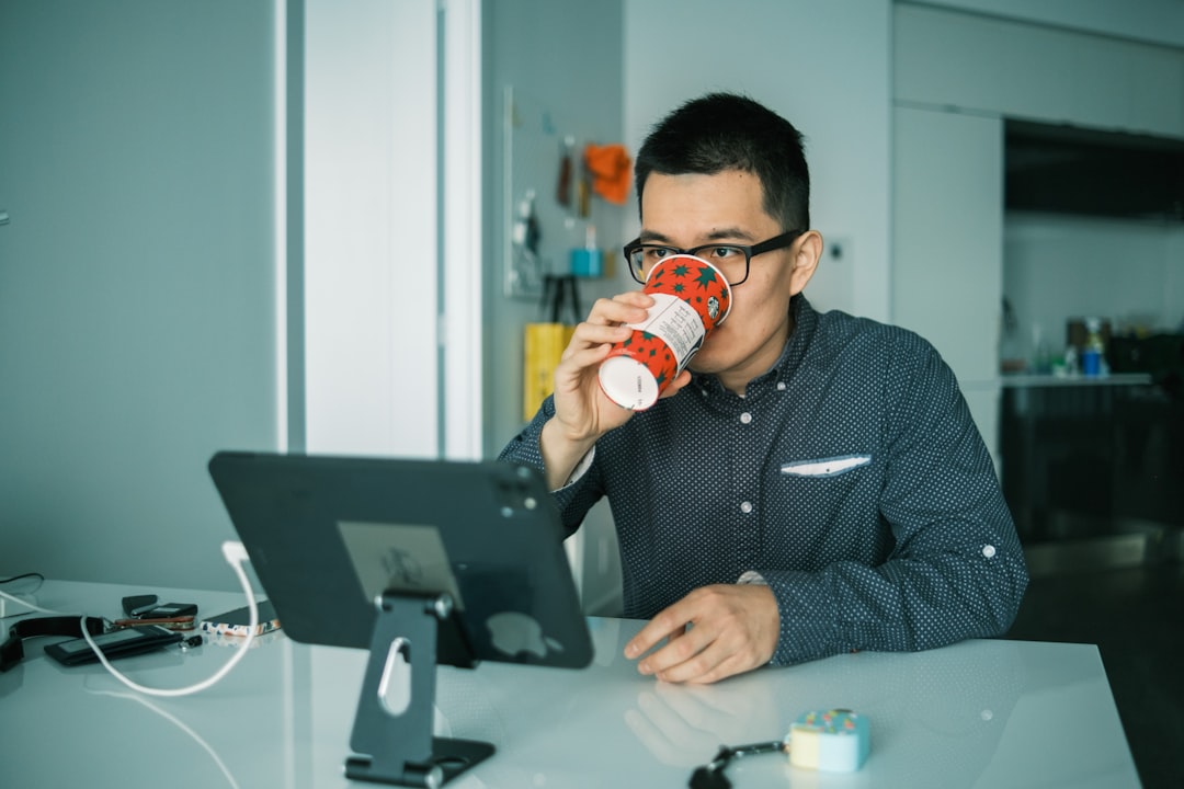 Capture d’écran de la plateforme Notion intégrée à un CRM comme Saalz pour la gestion collaborative