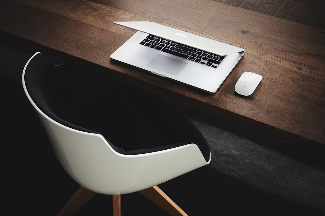 Équipe de PME collaborant avec un logiciel intégré CRM-ERP