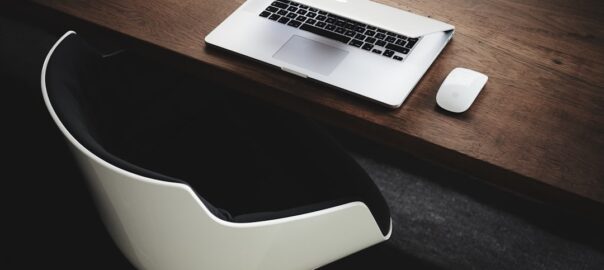 Comment les technologies d'automatisation basées sur l'IA peuvent améliorer la gestion des contrats et factures pour les TPE/PME