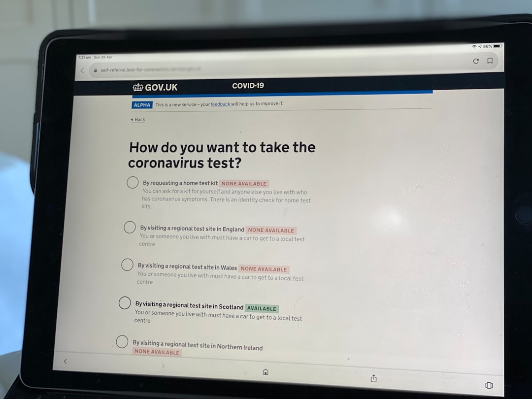 Visuel illustrant une TPE française explorant son CRM sur ordinateur