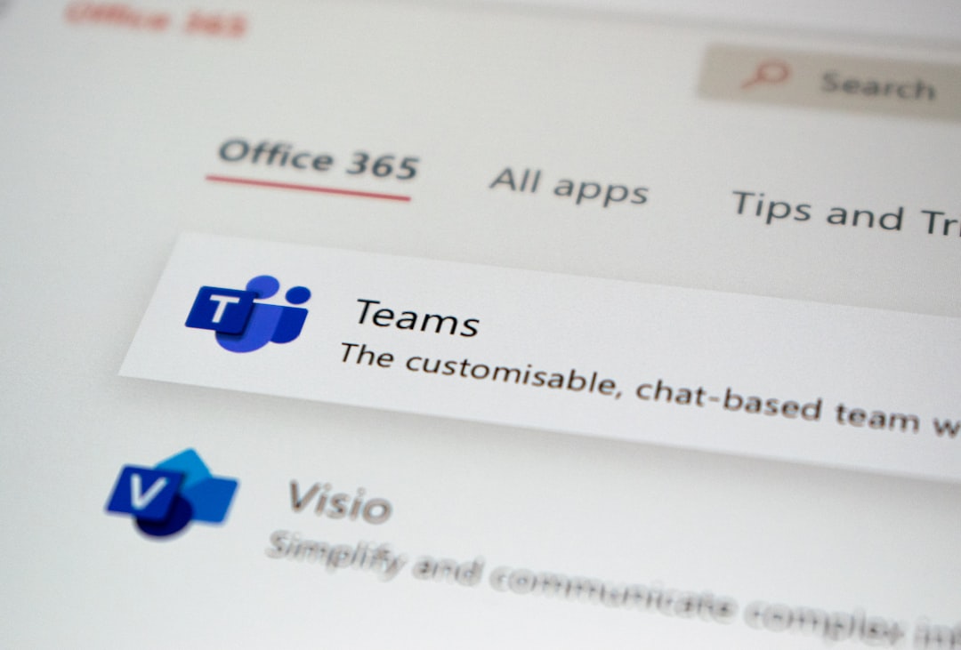 Illustration d'un chatbot intégré à un CRM pour PME répondant à un client en ligne