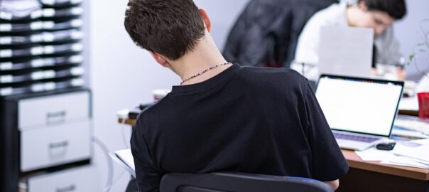 Comment les PME peuvent utiliser l'automatisation pour améliorer la gestion des suivis de relance client et optimiser leur taux de conversion