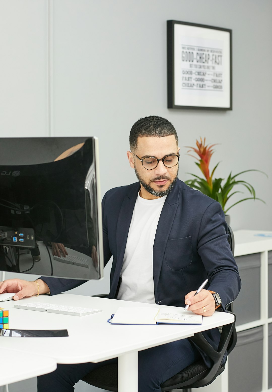 Illustration de l'intégration réussie d'un CRM dans une PME française