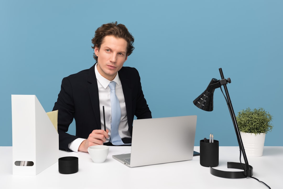 Illustration d'une TPE utilisant une IA conversationnelle pour gérer les demandes clients