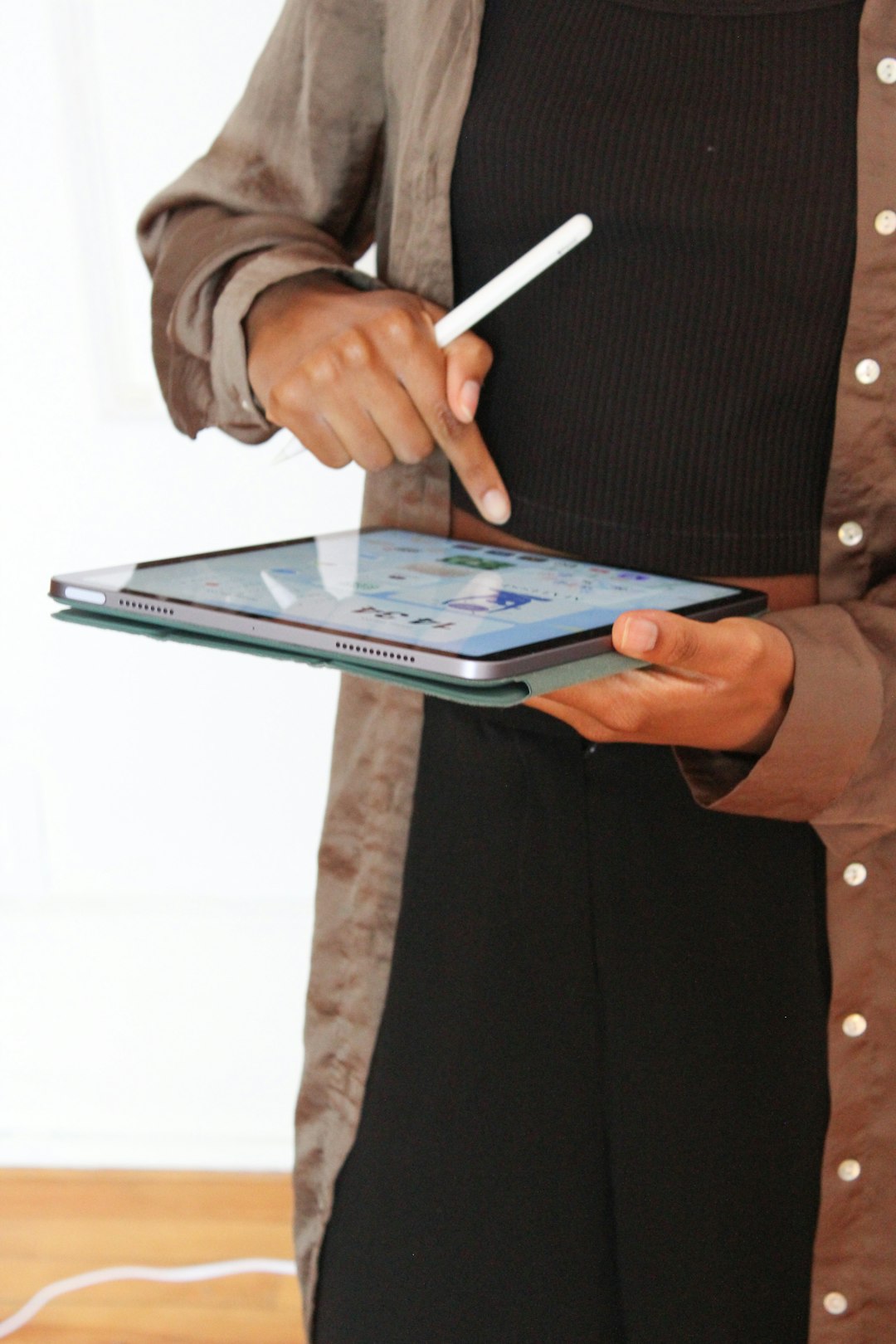 Chef d'entreprise accédant à son CRM mobile en déplacement