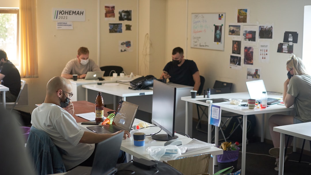 Équipe TPE utilisant un CRM simple sur tablette et PC