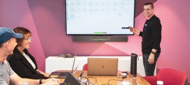 Comment les CRM intelligents peuvent assister les dirigeants de TPE/PME dans leur prise de décision stratégique en temps réel