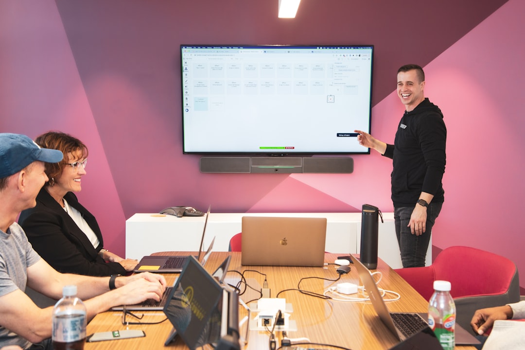 Interface CRM pour TPE/PME illustrant plusieurs fonctionnalités avancées et automations