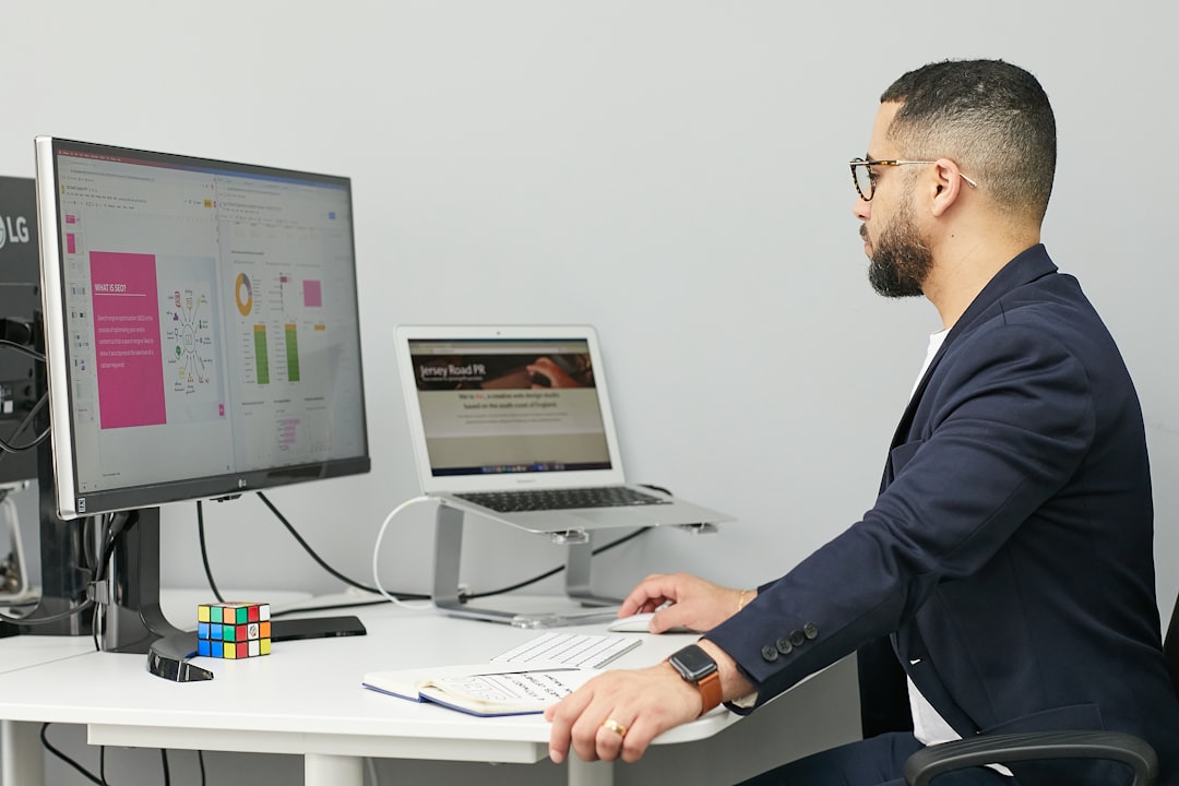 Schéma d’un workflow CRM automatisé basé sur les signaux comportementaux client, dans une PME du secteur B2B