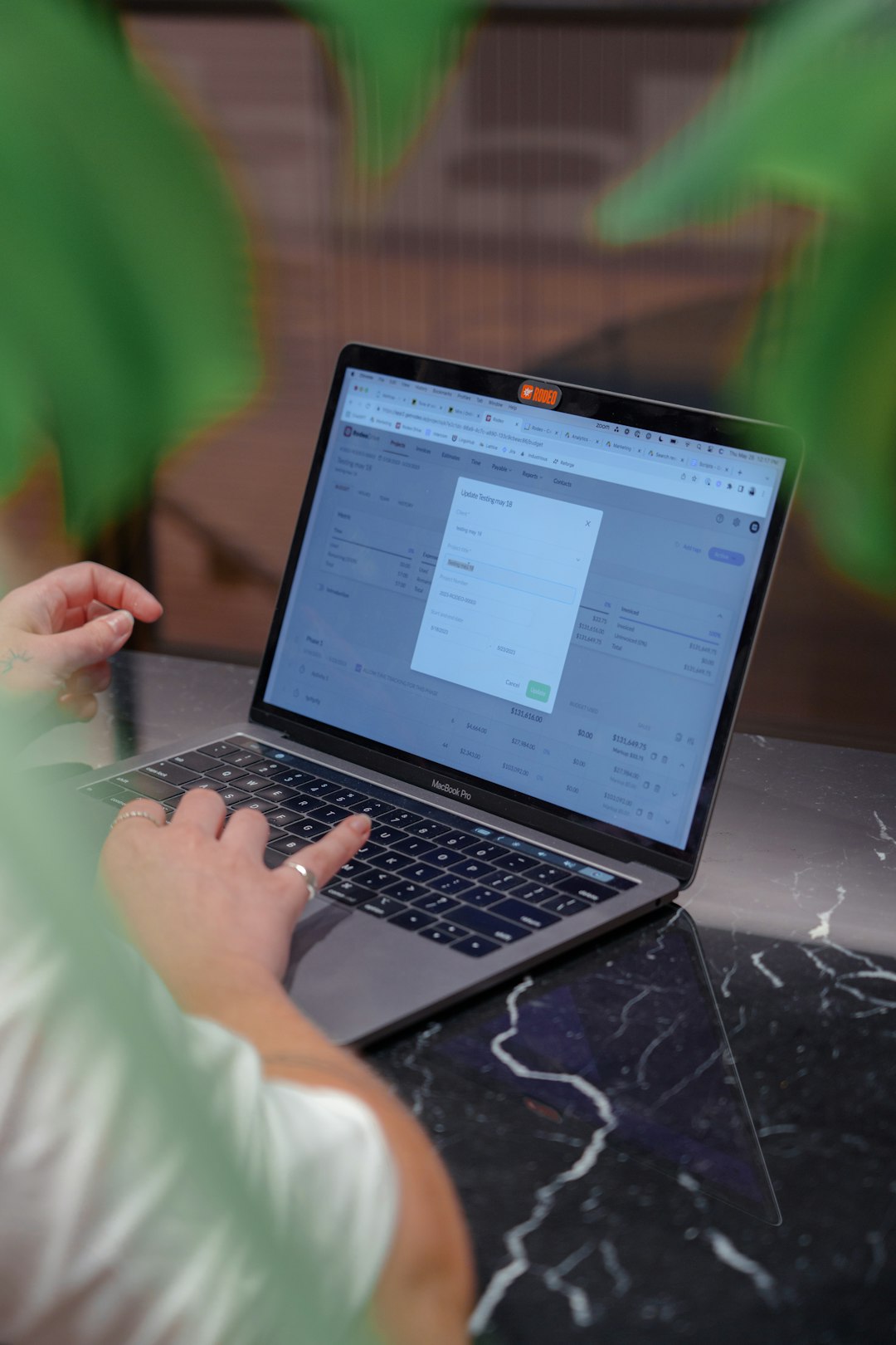 Interface mobile de CRM sécurisé pour les TPE/PME