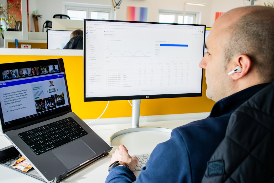 Tableau de bord d'un CRM visuel mettant en évidence la priorisation des leads